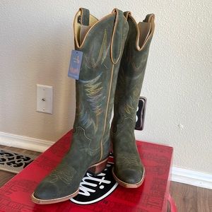 Women’s Justin boots. Size 9.